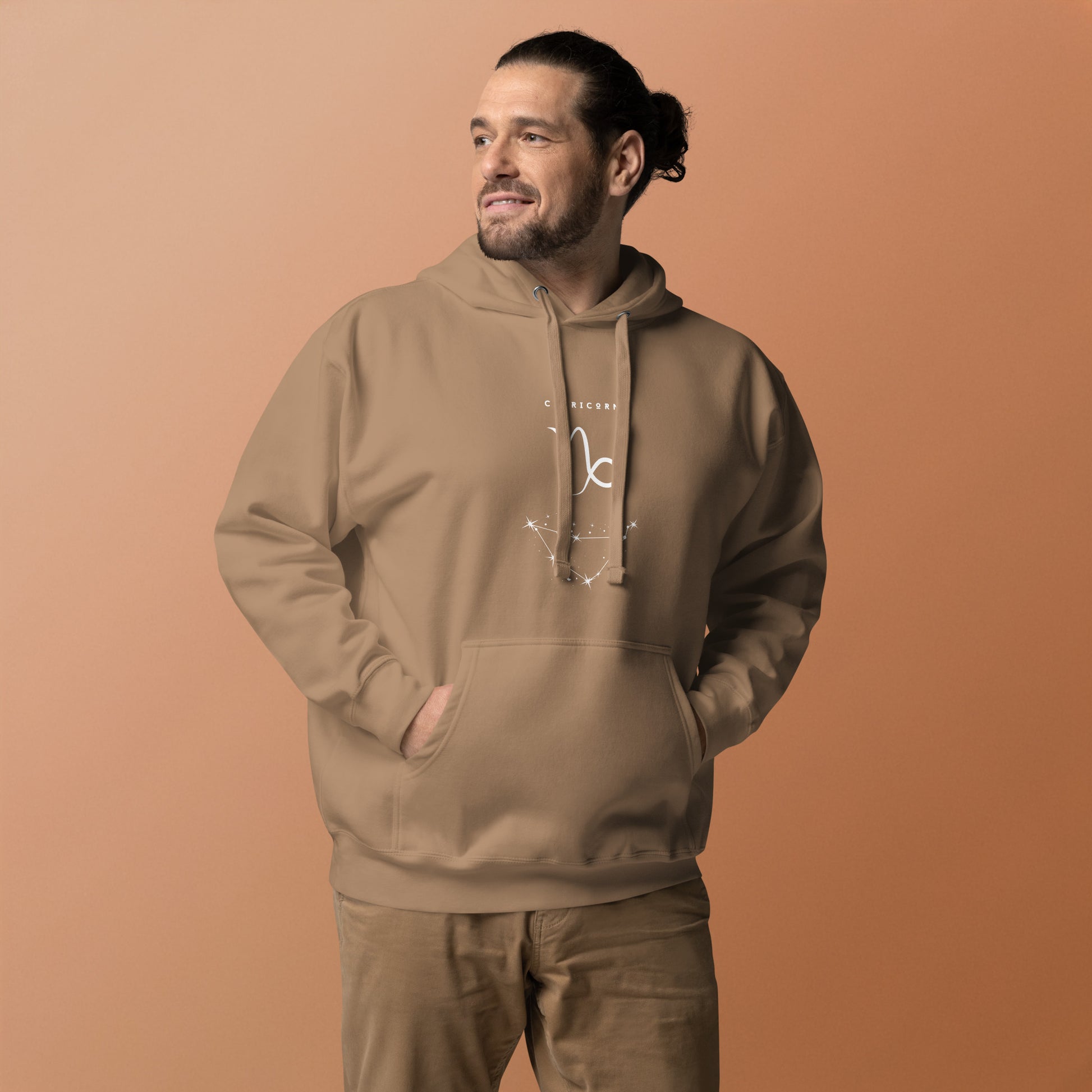 Montaire Hoodie image 39: Forest Green version, size XL with front view of the Capricorn range.