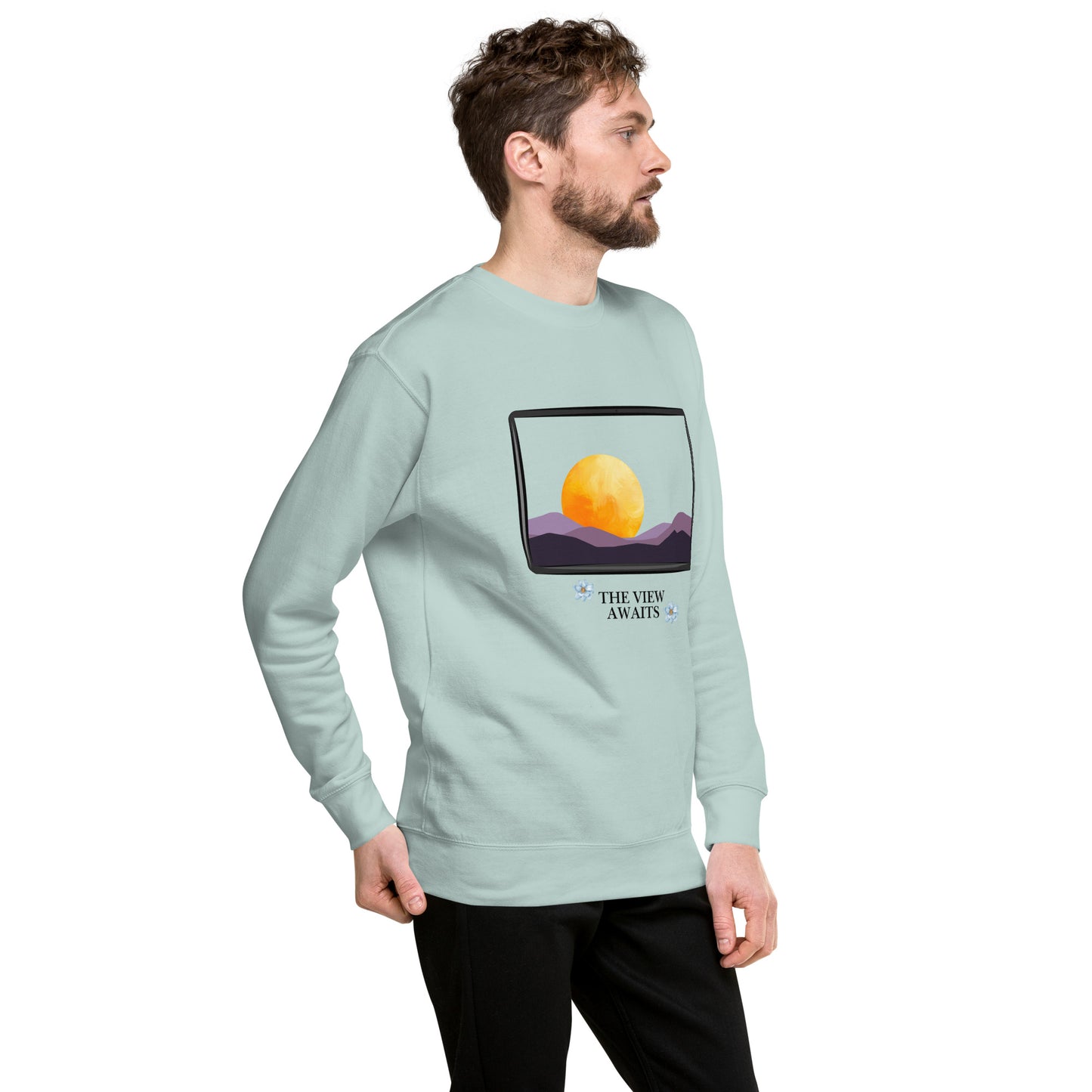 Avenor Sweatshirt image 84: Bone version, size XL with front view, right-side angle of the The View Awaits range.