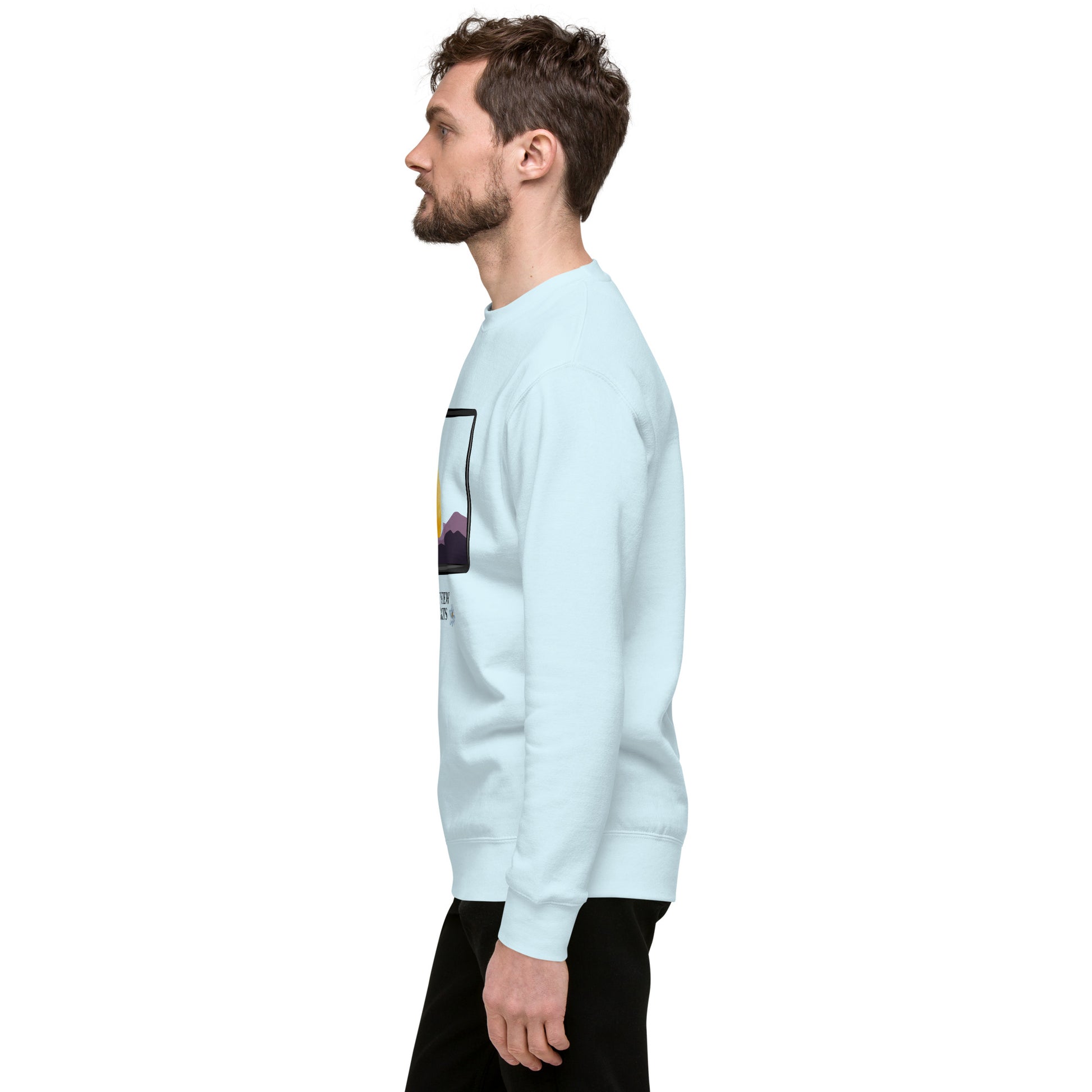Avenor Sweatshirt image 106: selected colour version with left-side angle of the The View Awaits range.