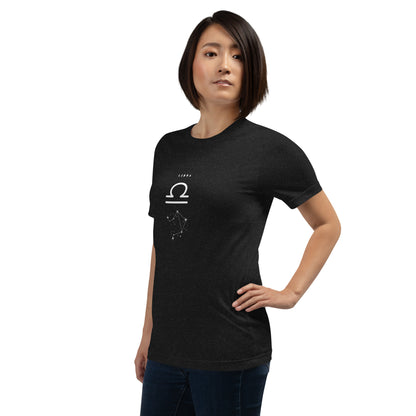 Balance Court T-Shirt - Left Placement image 4: Black Heather version, size XL with front view, left-side angle of the Libra range.